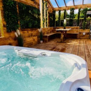 RETREAT WITH HOT TUB FOR UP TO 5 PEOPLE