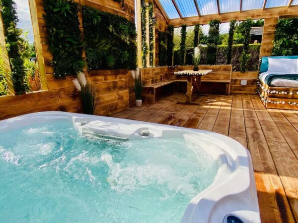 RETREAT WITH HOT TUB FOR UP TO 5 PEOPLE
