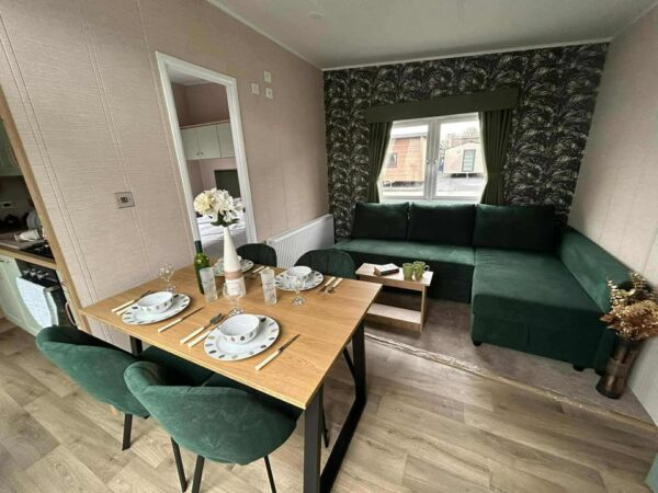 RETREAT WITH HOT TUB FOR UP TO 5 PEOPLE - Image 8
