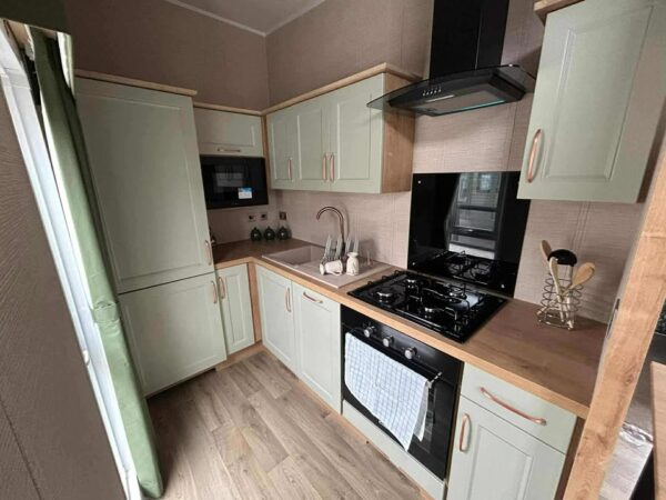 RETREAT WITH HOT TUB FOR UP TO 5 PEOPLE - Image 10