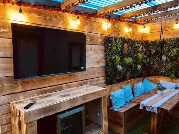 RETREAT WITH HOT TUB FOR UP TO 5 PEOPLE - Image 2