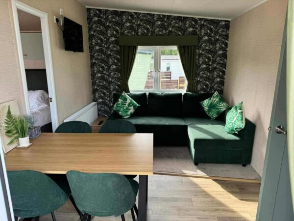 RETREAT WITH HOT TUB FOR UP TO 5 PEOPLE - Image 11
