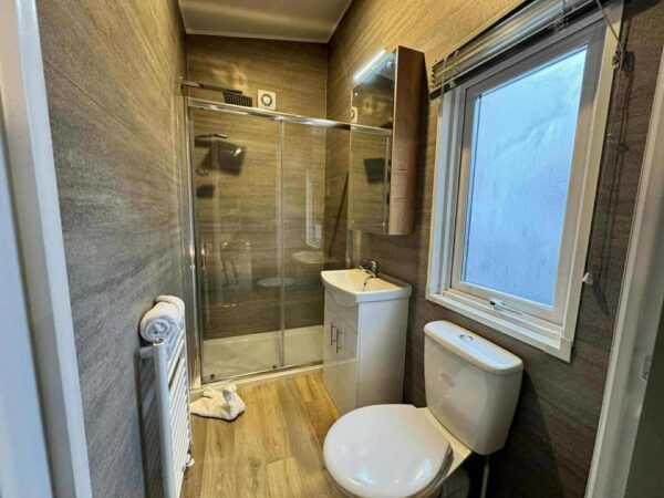 RETREAT WITH HOT TUB FOR UP TO 5 PEOPLE - Image 12